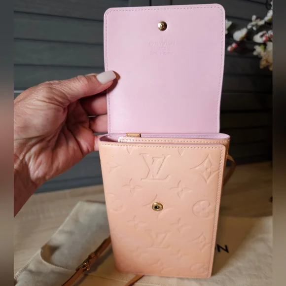 Authentic LOUIS VUITTON Vernis Walker Pink Tri-Fold Crossbody Wallet - Picture 5 of 14